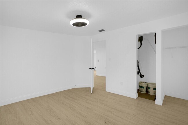 Building Photo - 812 W Miller St