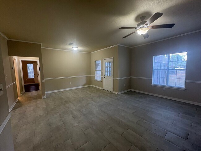Building Photo - 2012 Red Oak Dr