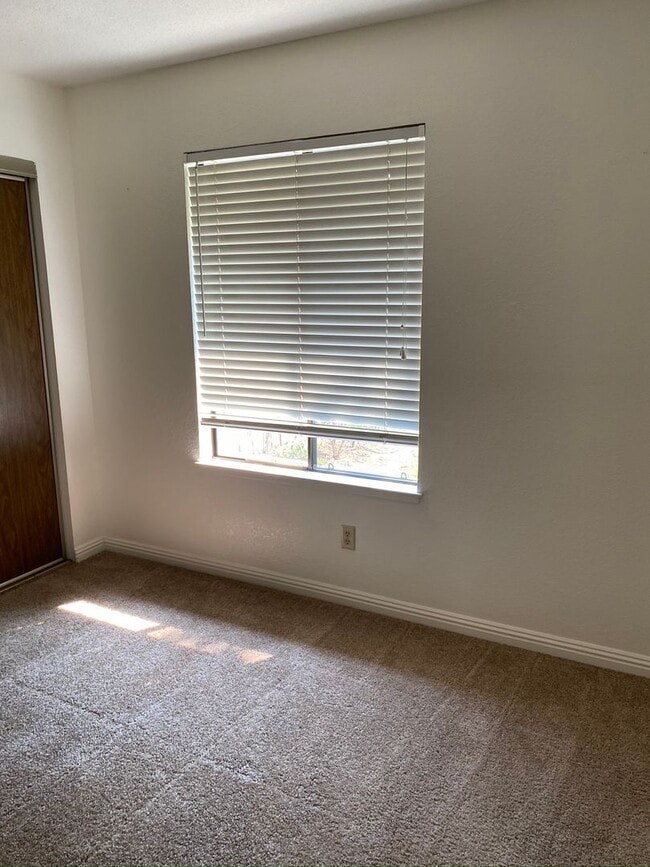 Building Photo - Lovely Updated Duplex in Quiet Neighborhood