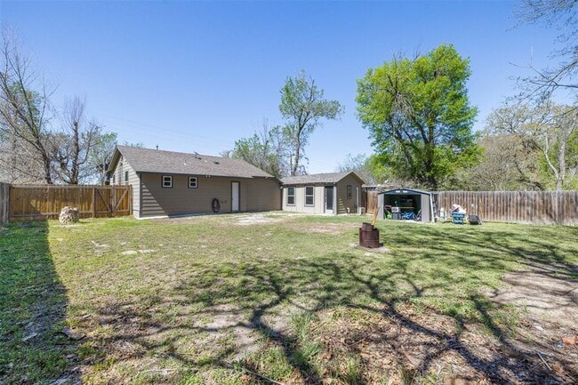 Building Photo - 823 Hickory St