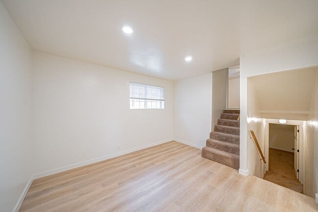 Building Photo - Spacious and recently updated, this 6-bedroom, 3-bathroom home in Ammon