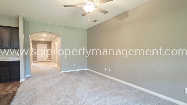 Building Photo - 942 Primrose Dr