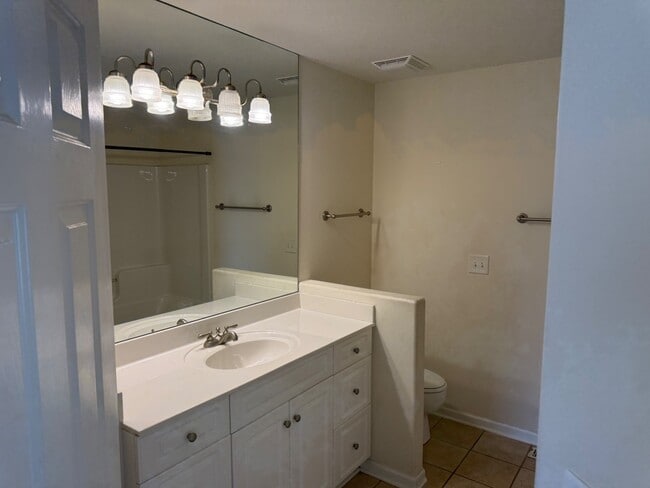 Building Photo - 705 Vanview Dr