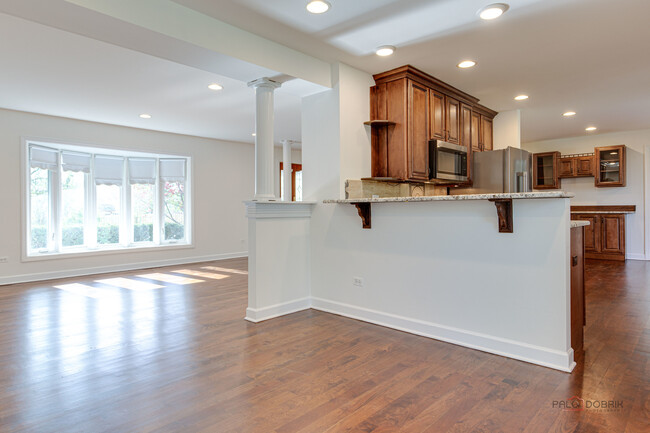 Building Photo - 813 Meadow Ln