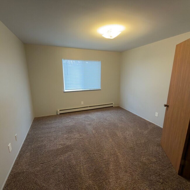 Building Photo - Large One Bedroom Apartment! Washer and Dryer in Unit!