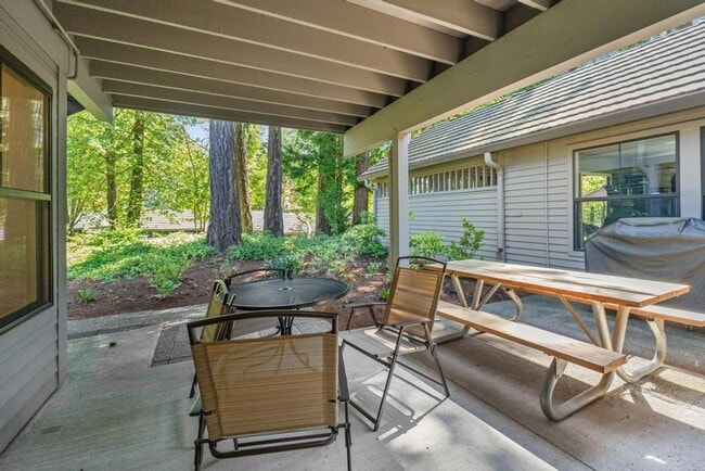 Building Photo - Stylish Lake Oswego 1 Bedroom Condo with Loft — Walk to Shops & Parks