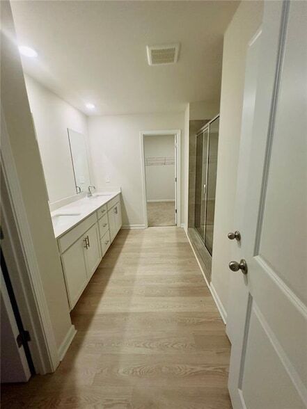 Building Photo - 327 Vly Oak Dr