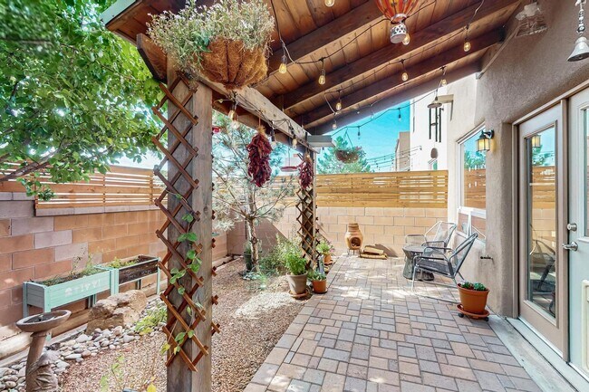 Building Photo - Sawmill District Townhouse 2/BD2/Story 2.5...