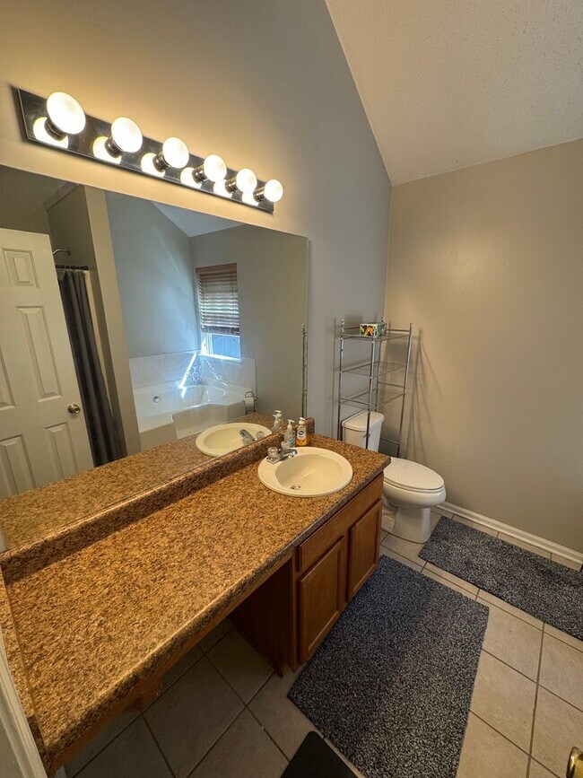 Building Photo - Beautiful 3 Bedroom 2 Bath Home Close to I-20.