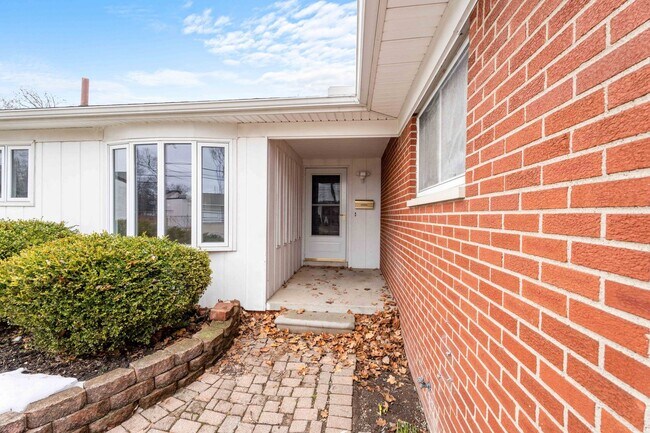 Building Photo - 3BD | 3BTH - NEWLY RENOVATED - ON SYLVAN LAKE