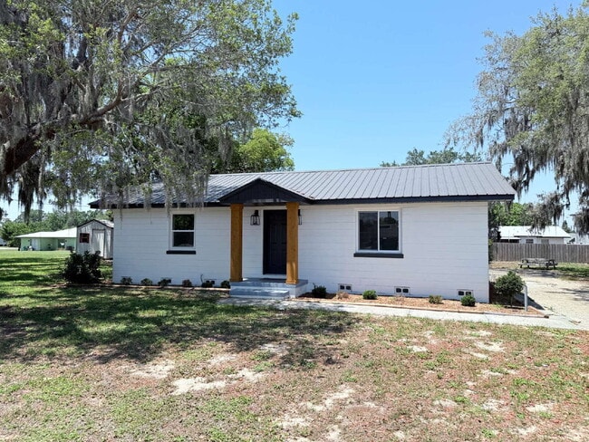 Building Photo - 3-Bedroom and 2-Bathroom with 1 Car Garage