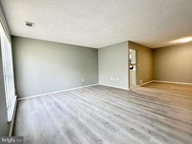 Building Photo - 44 Cheverny Ct