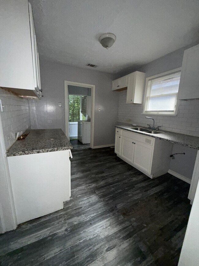 Building Photo - 3012 Live Oak St