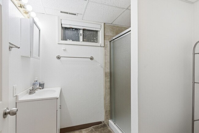 Building Photo - Modern & Cozy Spokane Retreat | Prime Location Near South Hill