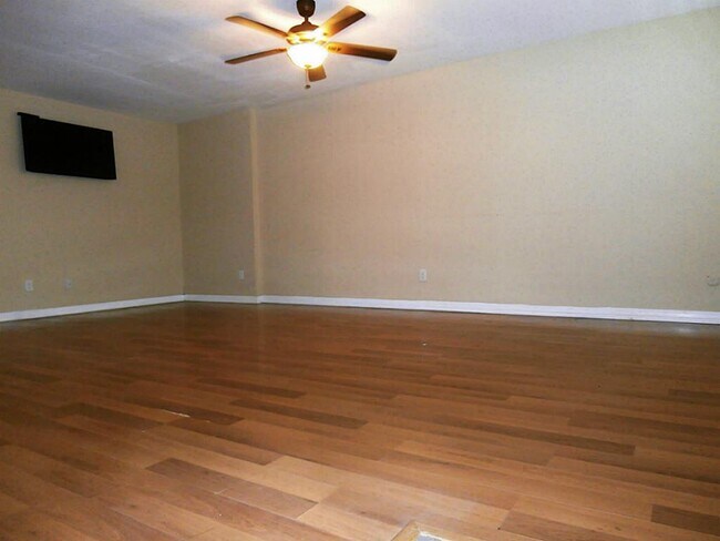 Building Photo - 5800 Lumberdale Rd