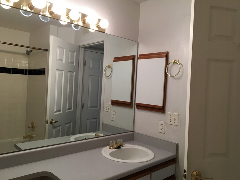 Building Photo - 33 S Boulder Cir