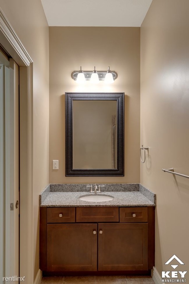 Building Photo - 2 br, 3.5 bath Townhome - 136 N Rutan St