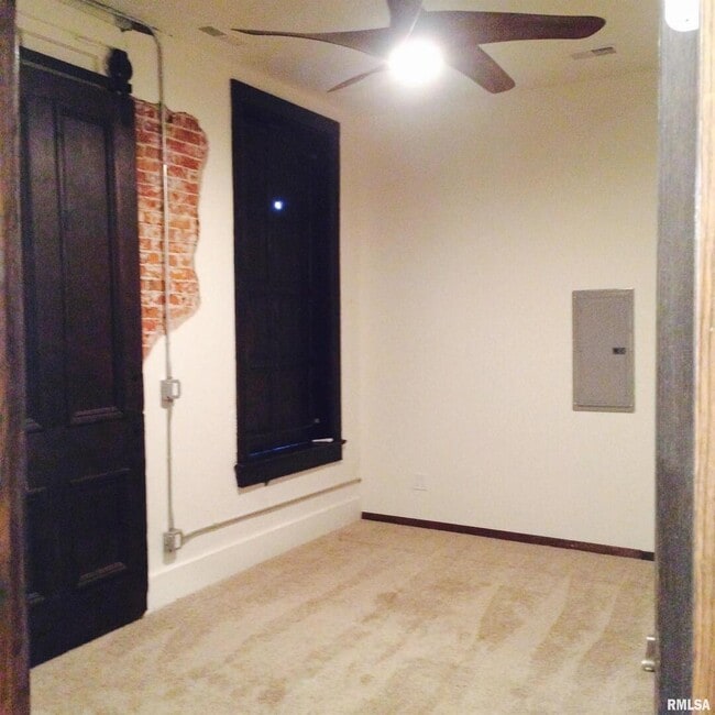 Building Photo - 106 N Main St