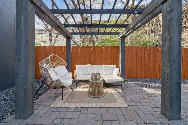 Building Photo - 800 S 1st St