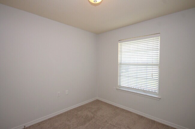 Building Photo - West Pensacola Patio Home Featuring Open Living Design, Stainless Appliances, Private Fenced Yard...