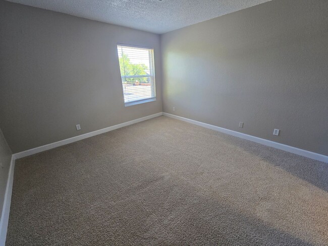Building Photo - Sunny and Fresh One Bedroom Condo Available For Rent in Louisville!