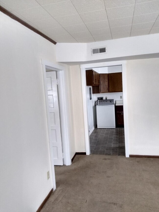 Building Photo - 2114 Oakridge Dr