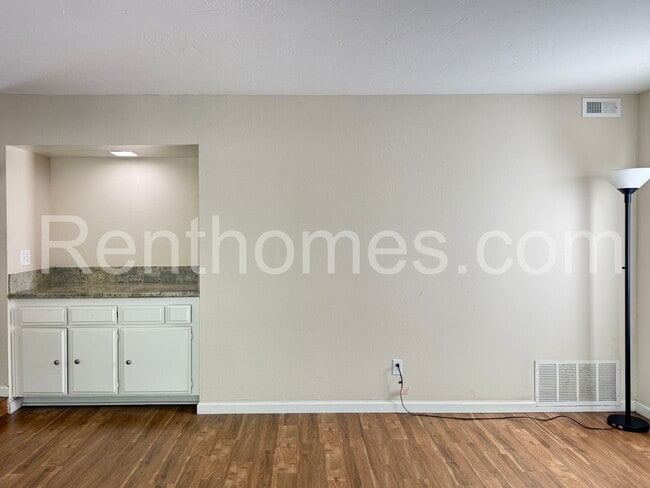 Building Photo - 371 Compass Rd