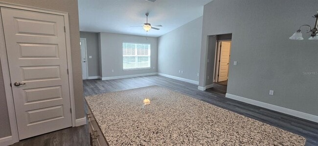 Building Photo - 211 Oak Ln Cir