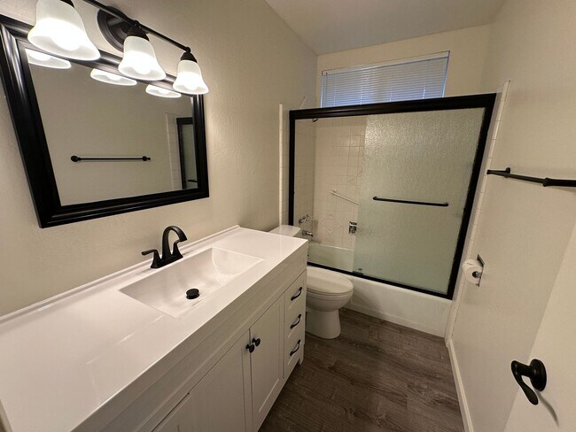 Building Photo - APARTMENT - UPTOWN SEDONA