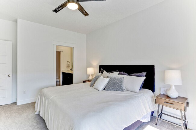 Building Photo - Beautiful Townhome in Daybreak
