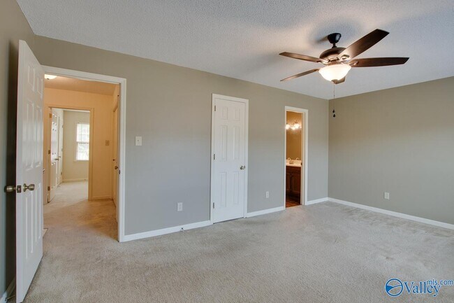 Building Photo - 1008 Heatherwood Dr SE