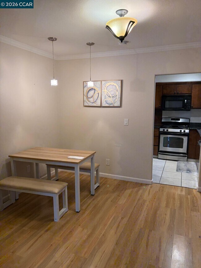 Building Photo - 558 A St