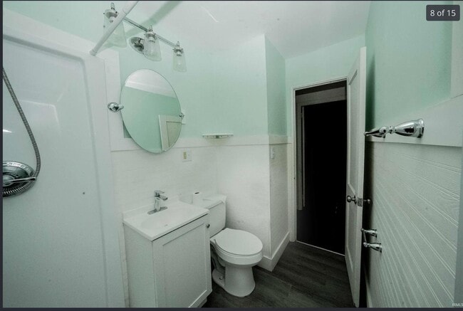 Building Photo - 221 S Kenmore St