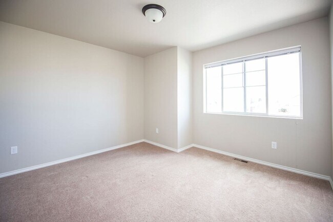 Building Photo - Spacious 3 Bedroom Single-Family Home with Modern Features