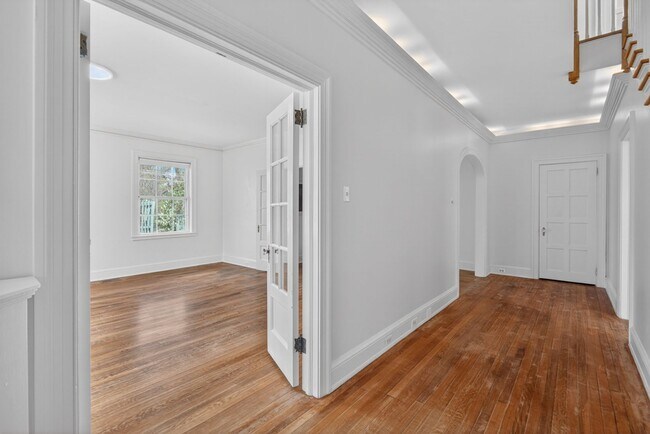 Building Photo - 1436 Acadia St