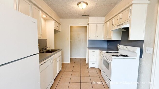 Building Photo - 9608 Elmwood Ave