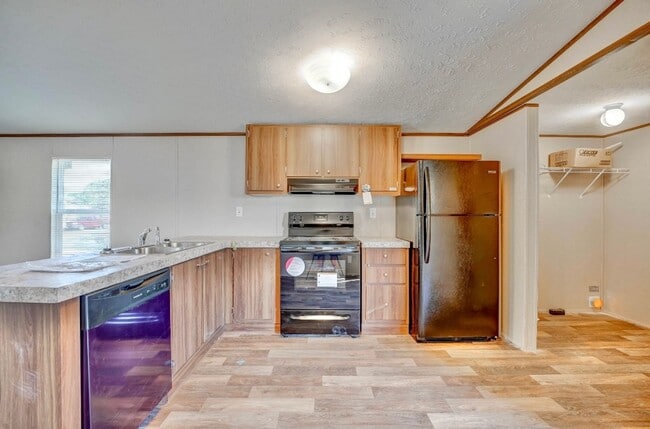 Building Photo - 2 bed 2 bath trailer available now