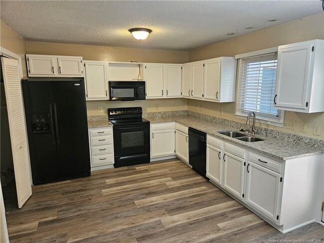 Building Photo - 6607 English Ivy Ln
