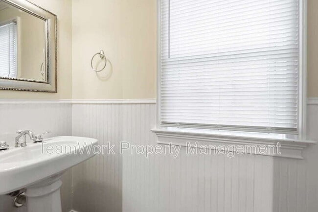 Building Photo - 1124 5th Ave