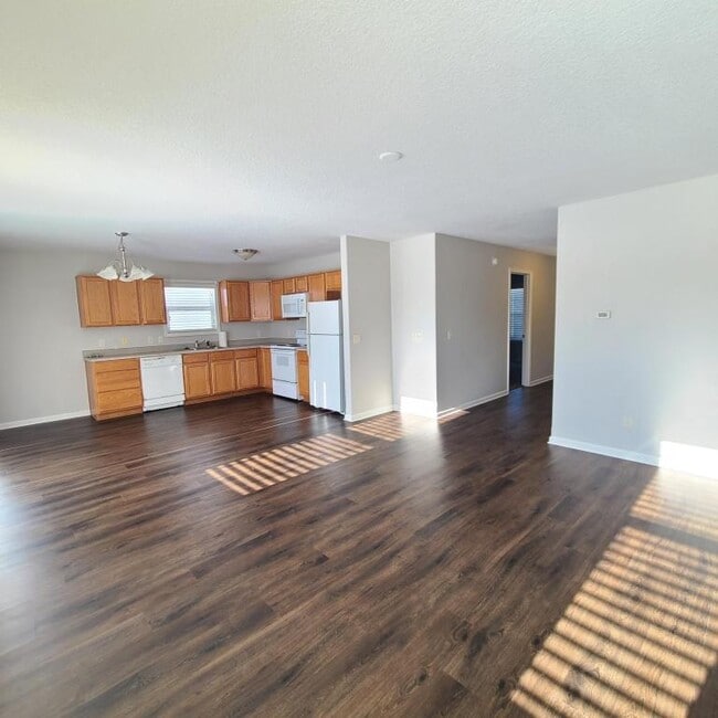 Building Photo - 10192 Greenmoor Dr