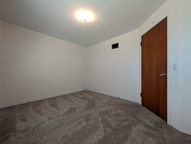 Building Photo - Nice 3 bed/1 bath with large backyard and ...