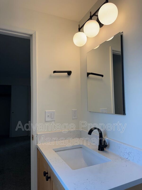 Building Photo - 1440 NW Meadowgreen Pl