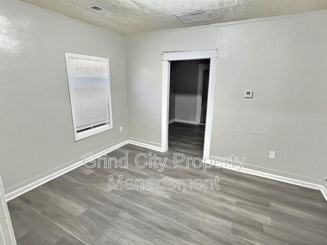 Building Photo - 1446 N Hollywood St