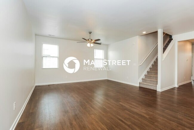 Building Photo - 4 Bedroom Pet-Friendly Home in LEBANON, TN with Main Street Renewal