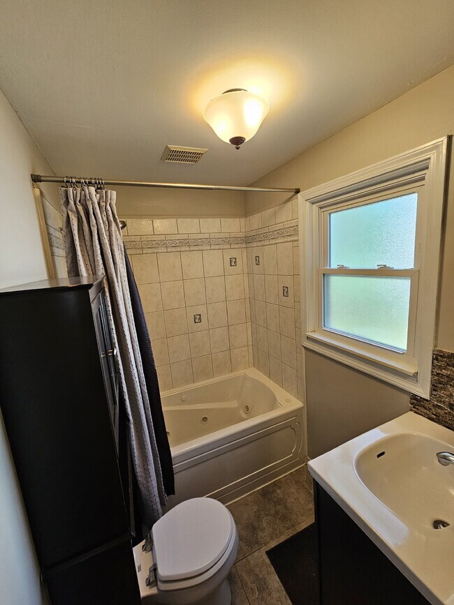 Building Photo - 3-Bedroom Shelby Twp Home on Spacious Lot with Large 2 Car Garage. Laminate Flooring on Main Floo...