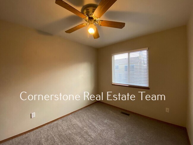 Building Photo - 1345 Coolcrest Dr