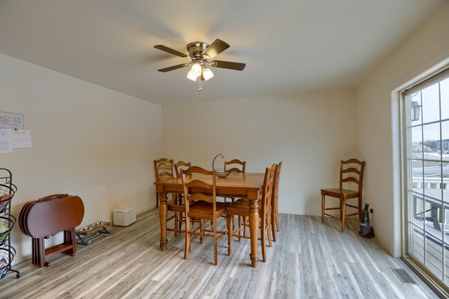 Building Photo - 4 bedroom townhome
