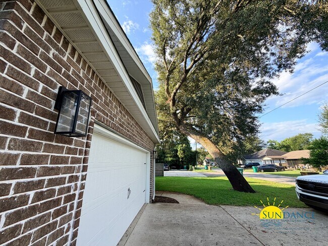 Building Photo - Spacious 5-Bedroom Home in Northern Pines, Fort Walton Beach!