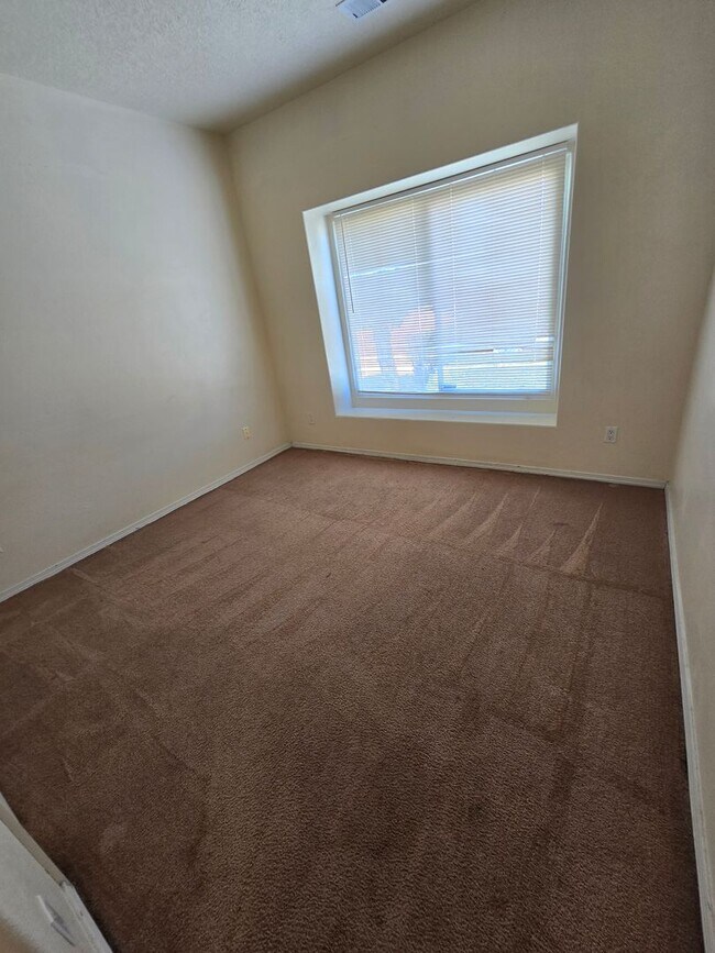 Building Photo - 4 bedroom 2 bath home with Refrigerated Air.