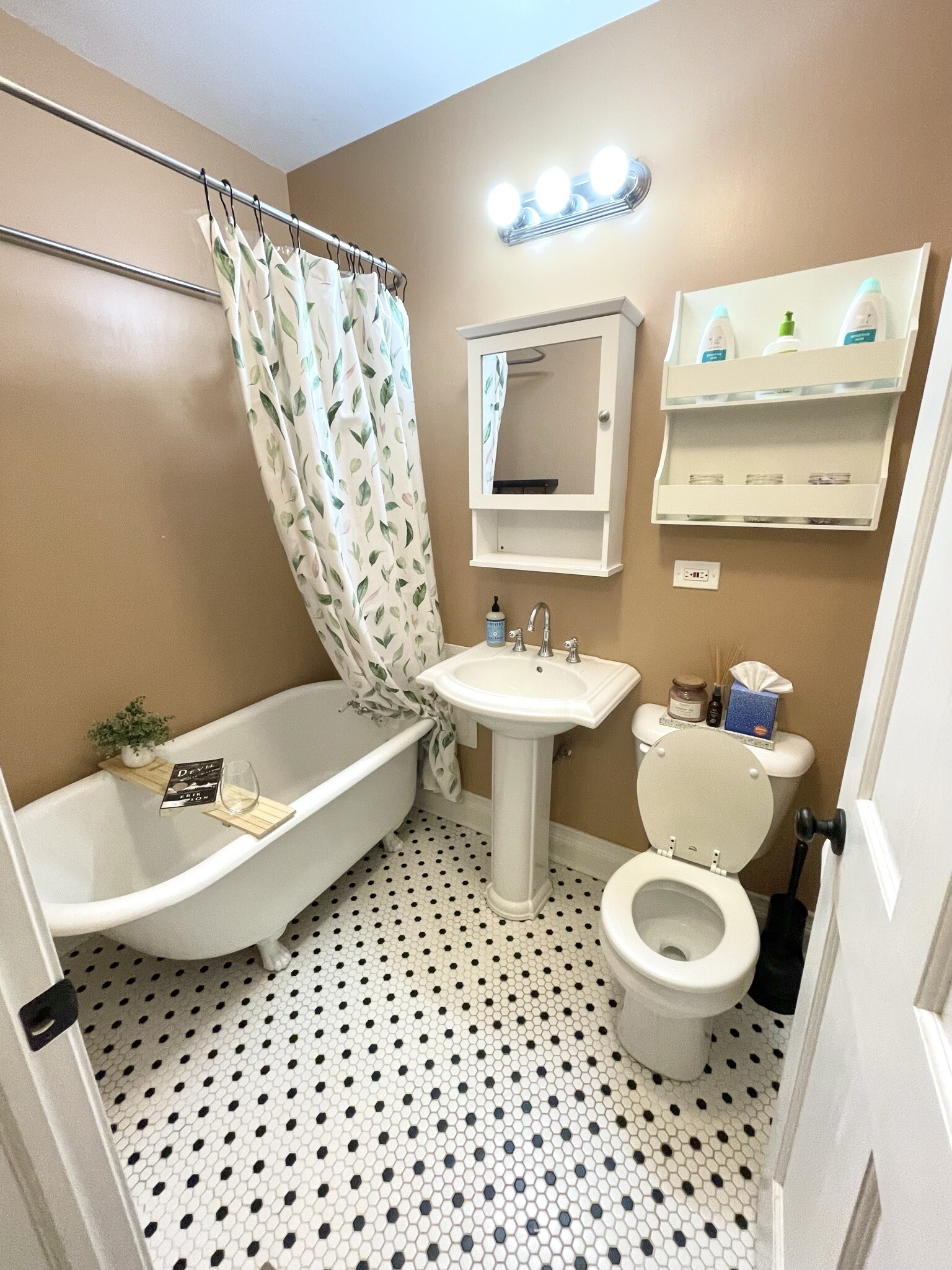 Claw Tub - 2251 W North Ave